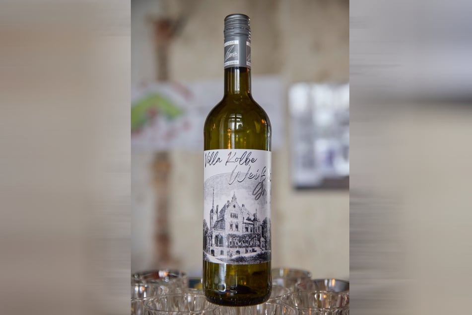Winzer Steffen Loose füllte für die Villa die Sonderedition "Villa Kolbe" ab.