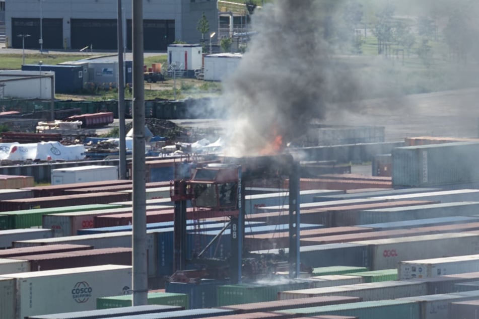 Auf dem Container-Terminal Tollerort im Hamburger Hafen ist am Dienstag ein Van-Carrier in Brand geraten.