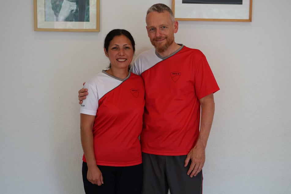 Dr. Natalie Kernspecht zusammen mit WingTsun-Meister Frank Aichlseder in der EWTO-Schule in Norderstedt. Beide wünschen sich mehr Frauen im Training.
