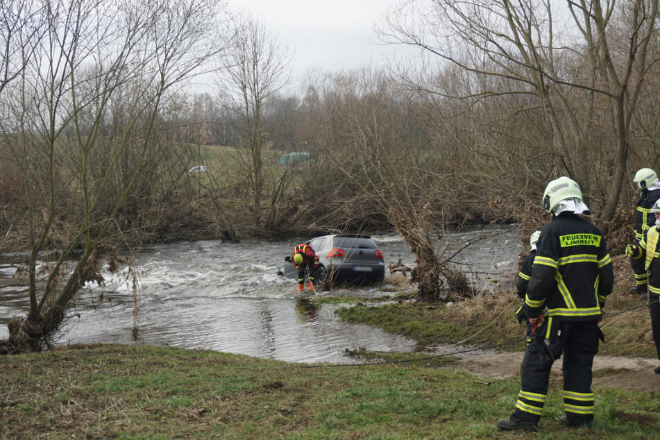 Die Feuerwehr musste den VW am Montagnachmittag aus der Zschopau ziehen.