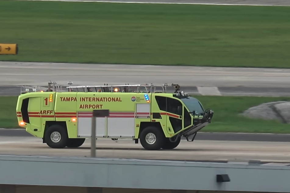 Erst scheint das Flughafenpersonal nicht zu begreifen, was passiert ist. Dann rasen mehrere Feuerwehrautos über die Startbahn.