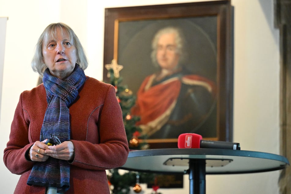 Doris Fischer, Direktorin der Stiftung Thüringer Schlösser und Gärten, spricht zu Journalisten im Schloss Bertholdsburg.