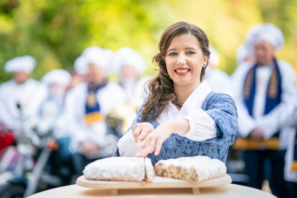 Stollenmädchen Lisa Zink (17) schneidet vorsichtig den ersten Dresdner Christstollen an.