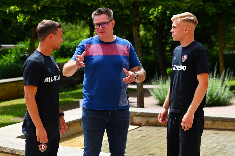 Drei Vogtländer bei Dynamo: Chris Löwe (32, l.) und Jonas Kühn (19) im Gespräch mit TAG24-Redakteur Thomas Nahrendorf (M.).