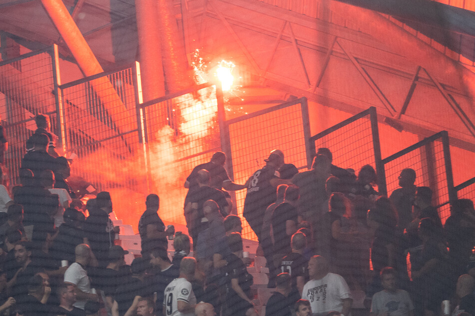 Fast über den kompletten Verlauf des Spiels beschossen sich die Fans im Stade Vélodrome mit Raketen und anderen Wurfgeschossen.