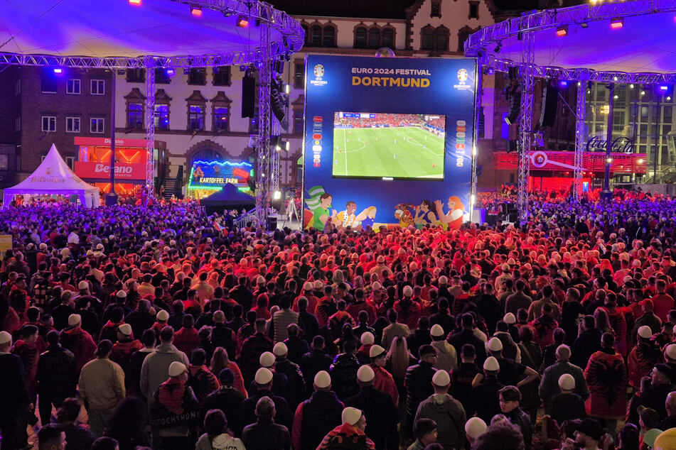 Fußballfans in Dortmund müssen am Dienstag umplanen: die Fan Zone am Friedensplatz bleibt geschlossen.
