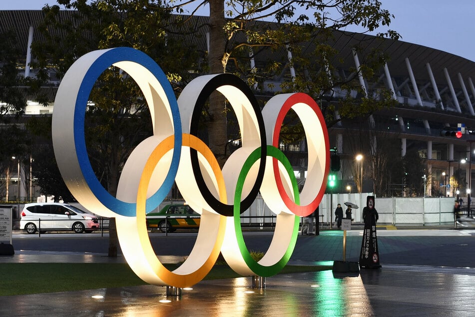 Eine Installation vor dem neuen Nationalstadion, dem Hauptschauplatz der Olympischen und Paralympischen Spiele in Tokio, zeigt die Olympischen Ringe.