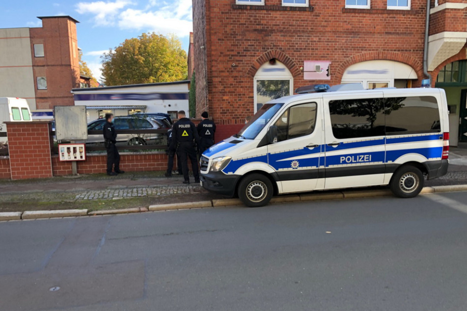 Die Polizei durchsuchte die Wohnung eines 44-Jährigen und fand dabei die gefährlichen Gegenstände.