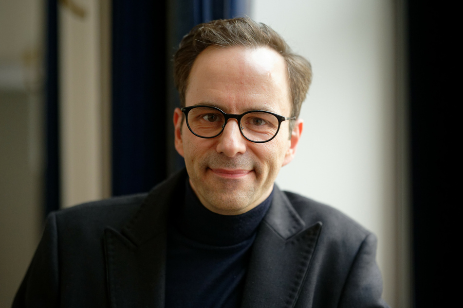 Der Moderator Kurt Krömer (45) schaut bei einer Pressekonferenz zur Bekanntgabe der Grimme-Preise 2020 in die Kamera.