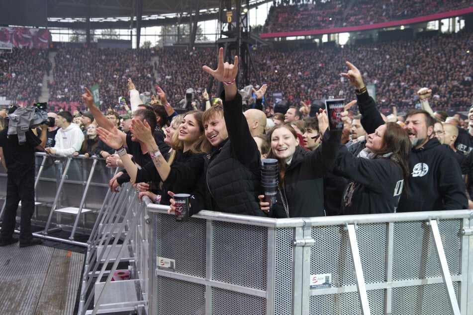 Leipzig: Böhse Onkelz in Leipzig: Spektakulärer 360-Grad-Rockgottesdienst auf heiligem Rasen