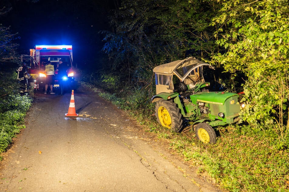 Der Mann kam mit seinem Traktor vom Weg ab.