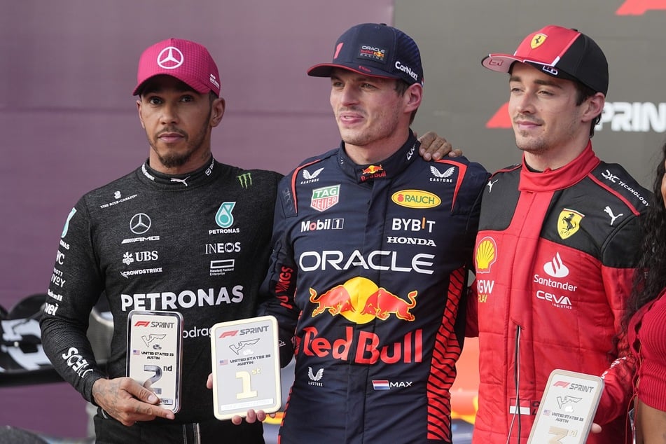 Noch-Mercedes-Pilot Lewis Hamilton (39, l.), Weltmeister und Widersacher Max Verstappen (26, m.) von Red Bull und Ferrari-Fahrer Charles Leclerc (26, r.).
