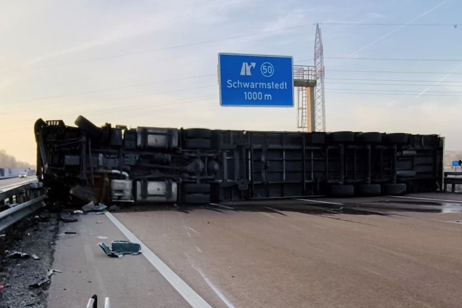 Der Sattelzug kippte um und blockiert die A7 in Richtung Hannover.