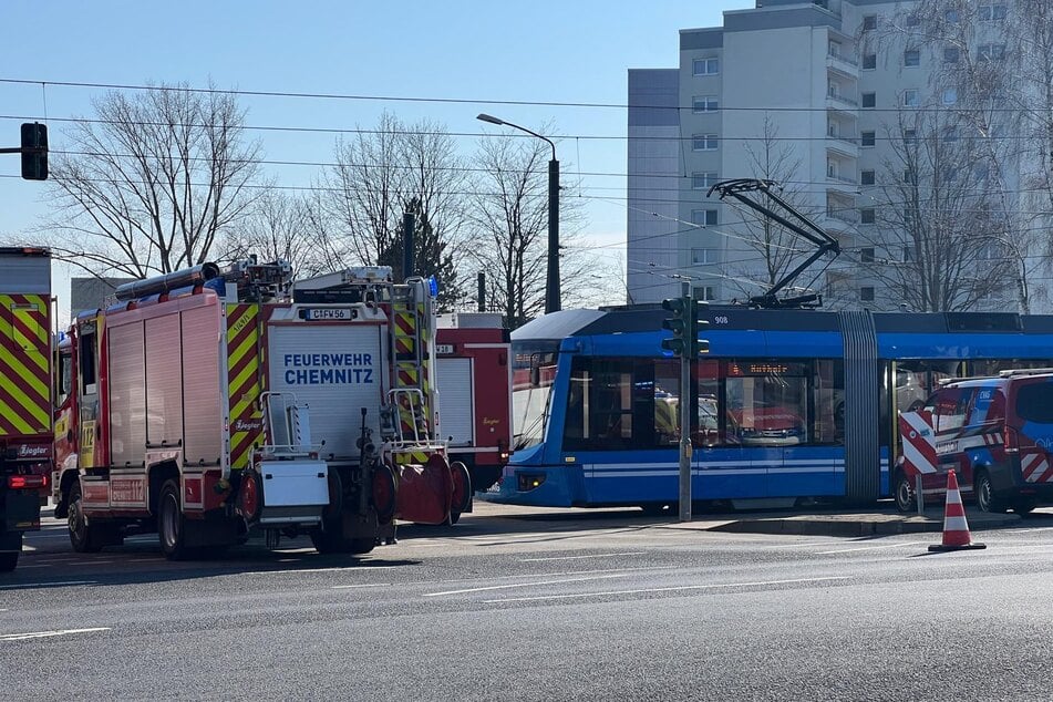 Eine Straßenbahn der Linie 4 und ein Auto sind in Chemnitz-Morgenleite zusammengestoßen.
