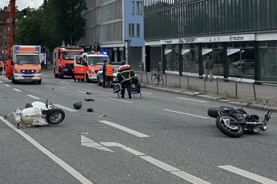 Lastwagen will illegal wenden und übersieht Motorrad