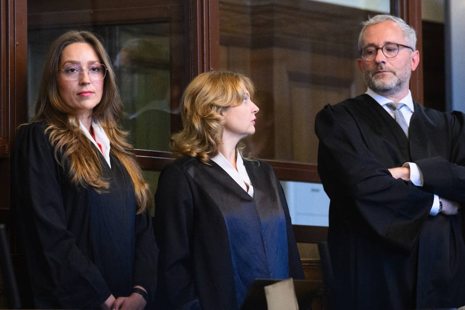 Die drei Rechtsanwälte des beschuldigten Mediziners konnten nicht dafür sorgen, dass die abgehörten Telefongespräche als Beweismittel ausgeschlossen werden.