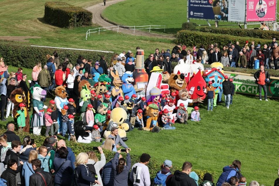 Zahlreiche Maskottchen gingen beim traditionellen Scheibenholzer Maskottchenrennen an den Start.