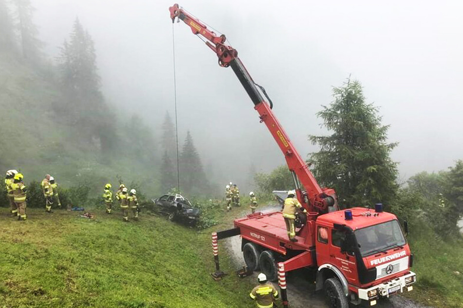 Ein Spezial-Kran barg das verunglückte Fahrzeug.