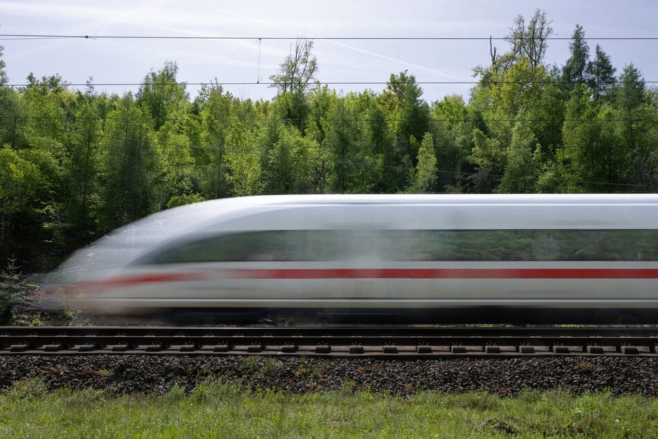 Auf der Strecke zwischen Köln und Amsterdam sollen Züge der Deutschen Bahn künftig im Zwei-Stunden-Takt fahren.