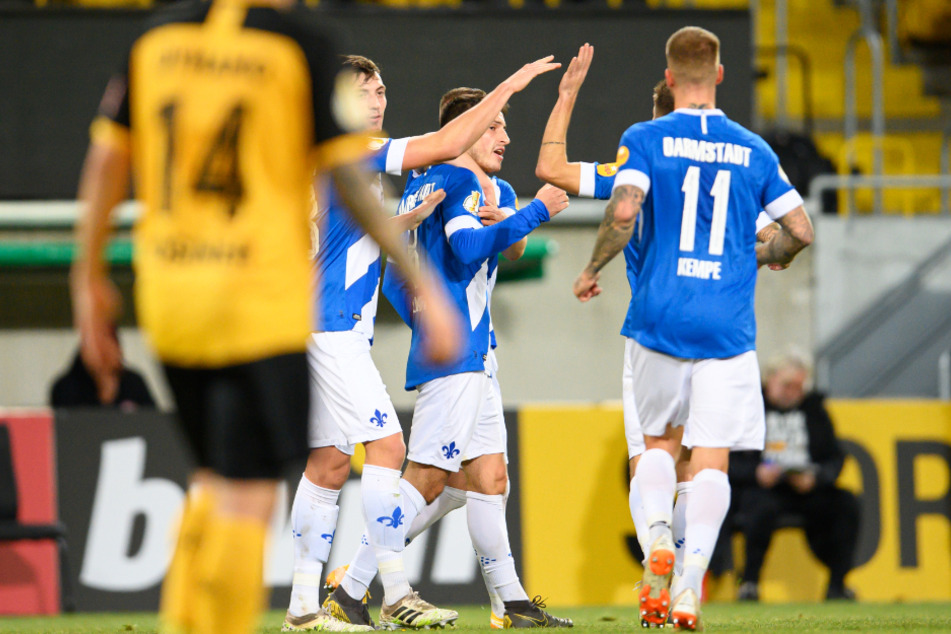 Darmstadts Fabian Schnellhardt (M) jubelt nach seinem Tor zum 0:1.