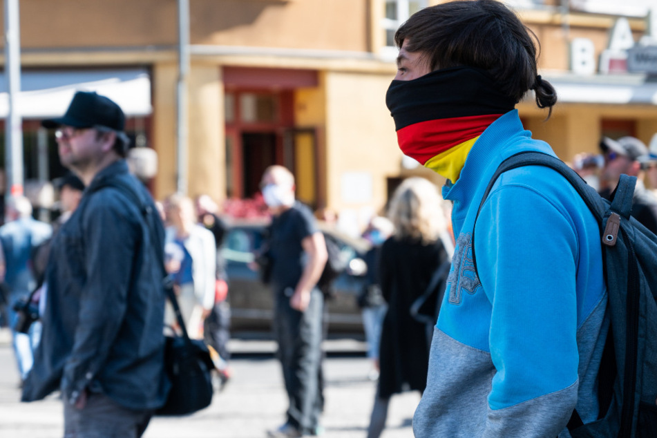 Menschen stehen bei einer unerlaubten Demonstration auf dem Rosa-Luxemburg-Platz. (Archivbild)