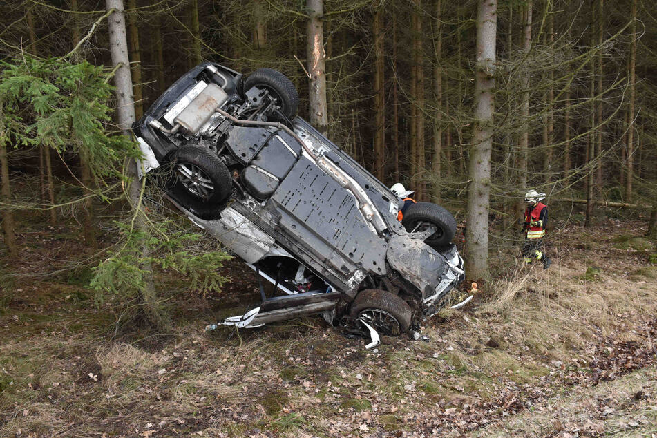 Ein Hybridauto schleuderte am Freitagmittag in ein Waldstück bei Leutersdorf.