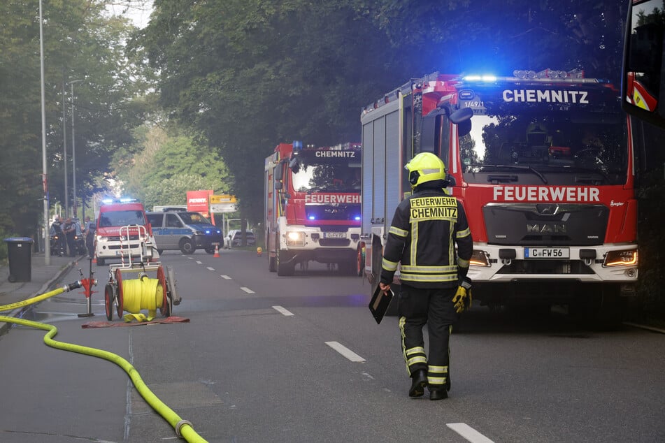 Chemnitz: Feuerwehreinsatz in Chemnitz: Straße voll gesperrt!