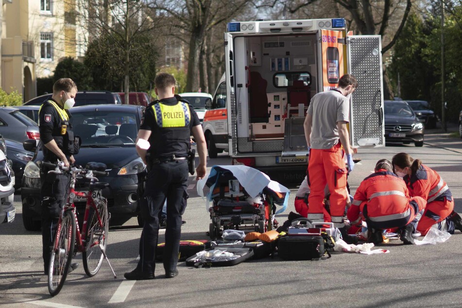 Die Rettungskräfte kämpfen ums das Leben des verunglückten Radfahrers.
