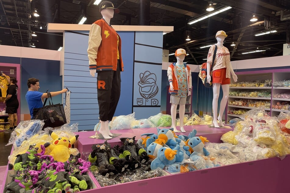 Fans haben die Auswahl an verschiedenen Pokémon-Plüschfiguren und exklusiver Kleidung.