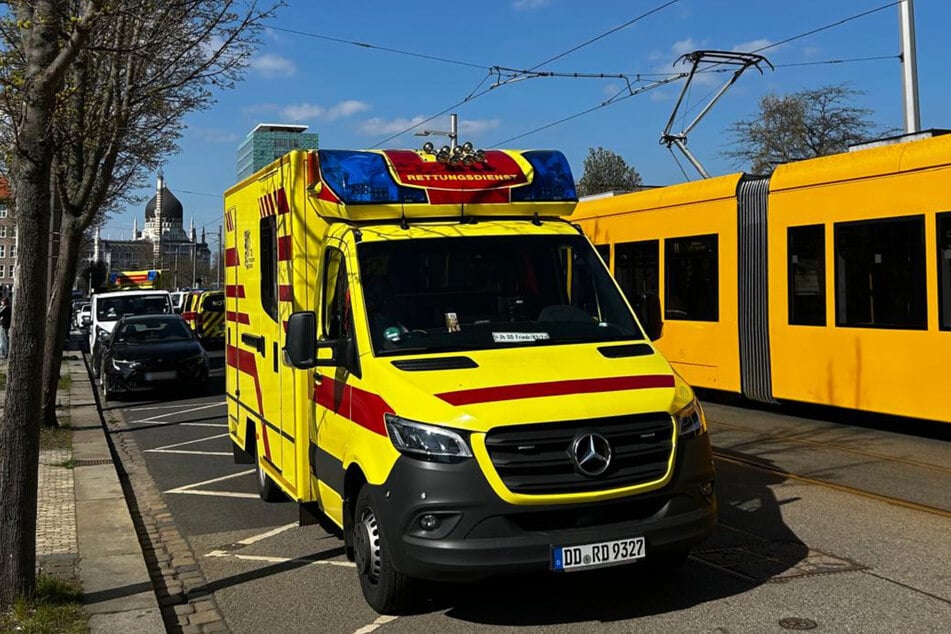 Die Rettungskräfte kümmerten sich nach dem Vorfall sofort um das verletzte Mädchen.