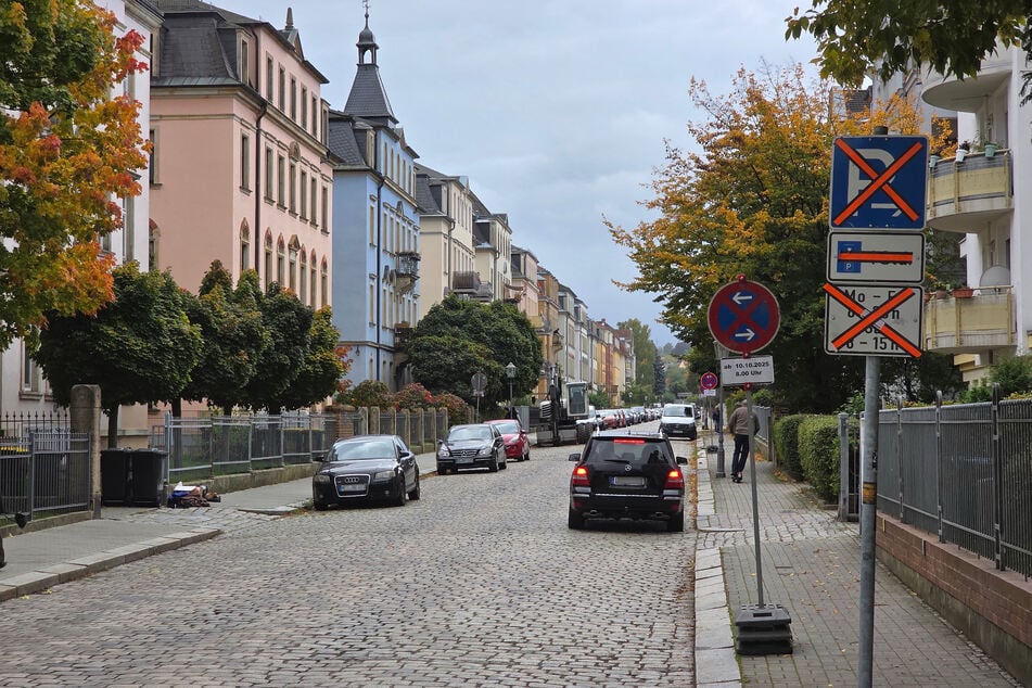 Parken verboten: An der Deubener Straße in Löbtau werden Bäume gepflanzt.