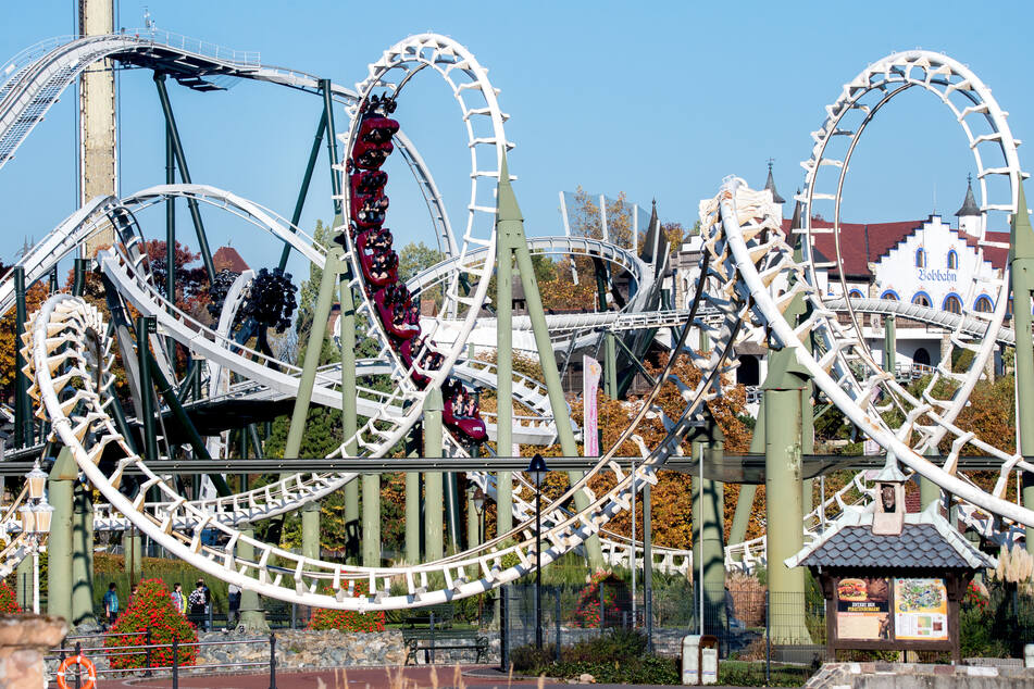 Besucher fahren mit der Achterbahn Big Loop im Heide-Park in Soltau.