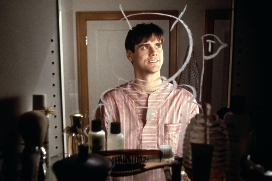 Truman Burbank (Jim Carrey, 63) führt ein Leben vor Fernsehkameras.