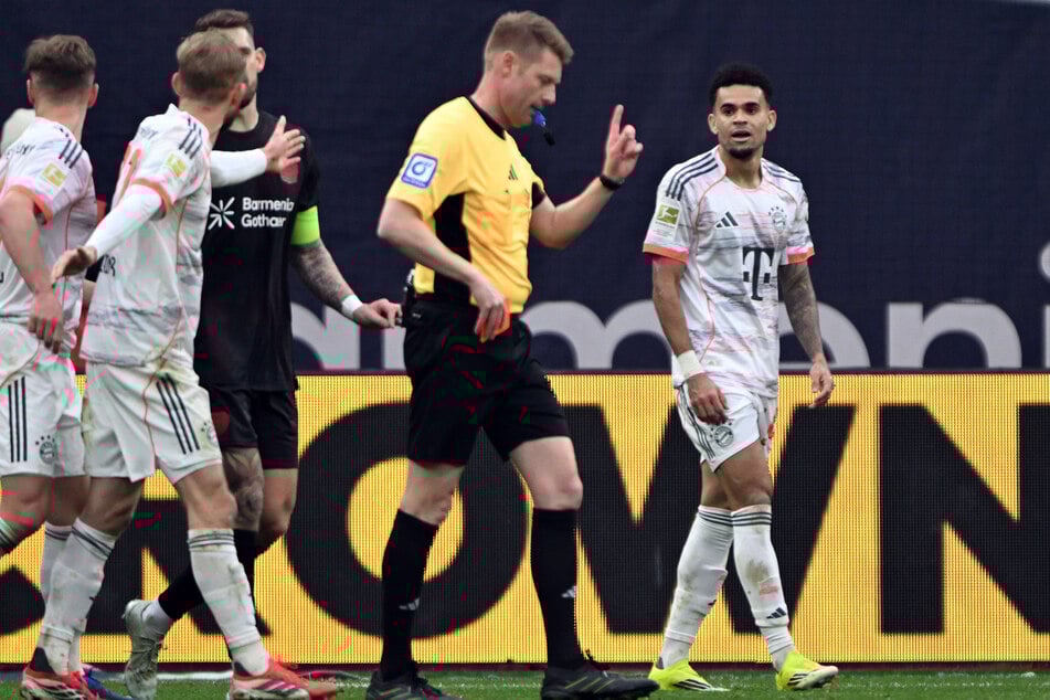 Nichts zu machen: Schiri Christian Dingert (45, 2.v.r.) schickt Bayern-Star Luis Diaz (29, r.) vom Platz.