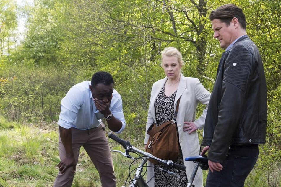 Hendrik (Jerry Kwarteng, 46) ist geschockt, als Sams (Jayceon Müller) verbeultes Fahrrad gefunden wird.