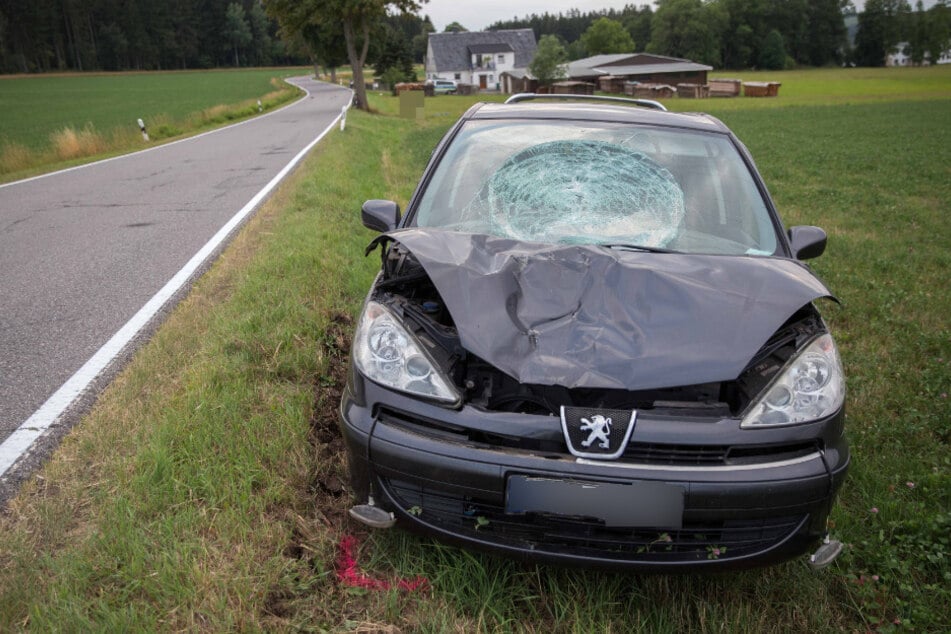 Die Spuren des massiven Aufpralls sind an dem Peugeot, den Ronny S. fuhr, deutlich zu sehen.