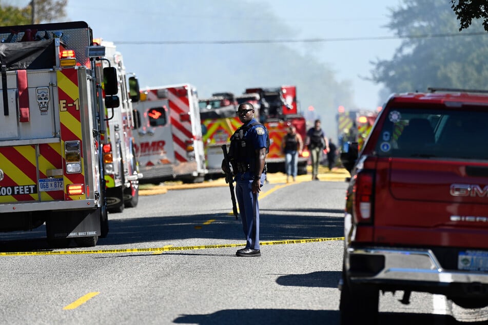 Ein Michigan State Trooper steht an der McCandlish Road in der Nähe der Kirche in Grand Blanc.