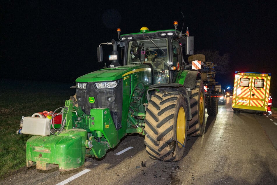 Der Traktor wurde bei dem Unfall leicht beschädigt.