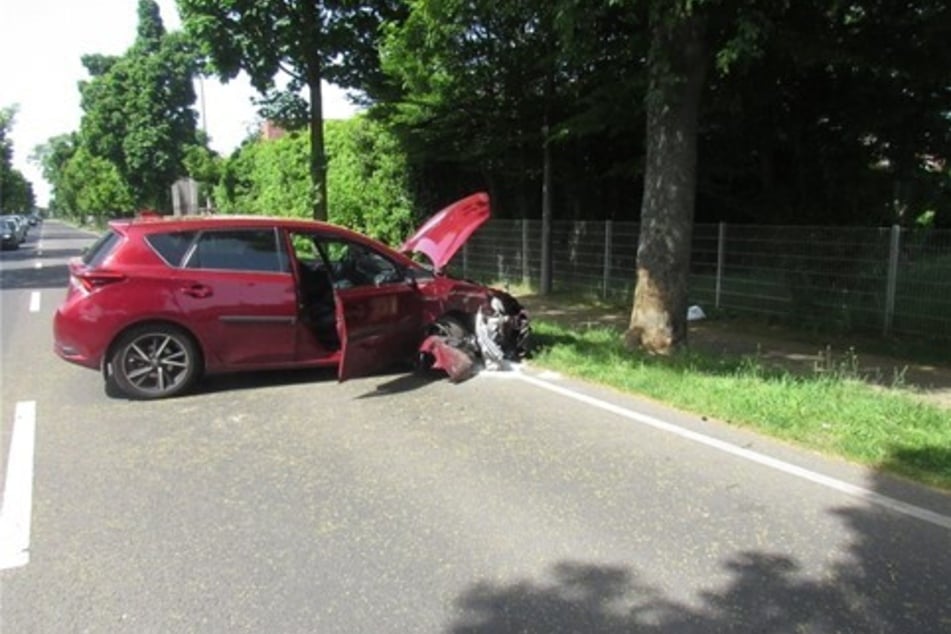 Eine junge Frau ist in Langenfeld mit einem Baum kollidiert.