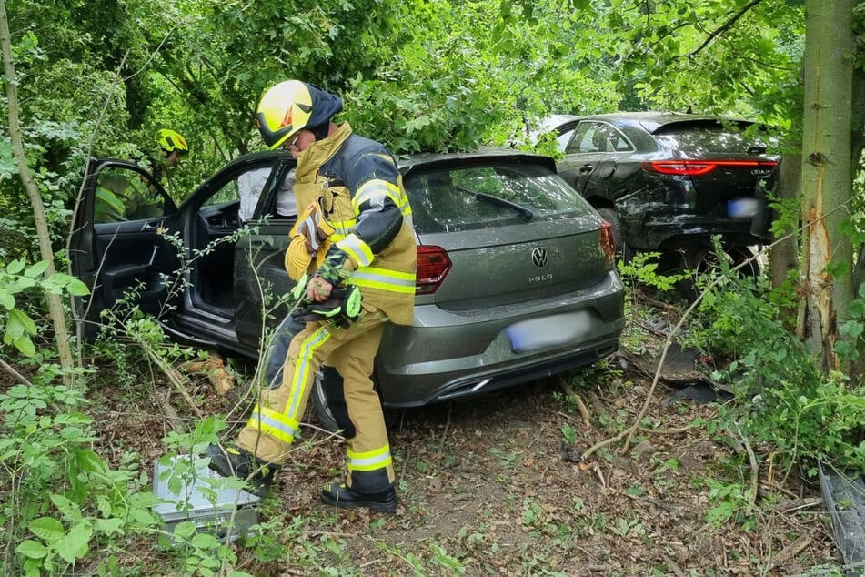 Ein Schwerverletzter, heftige Schäden: Autos rauschen bei Borna in Waldstück!