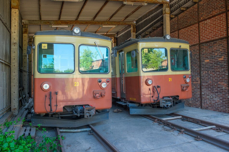 Zwei Triebwagen warten an der thüringisch-sächsischen Grenze auf ihren Umbau. Vor allem muss ihre Spurbreite um zehn Zentimeter reduziert werden.