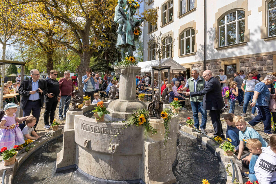 Der Märchenbrunnen, das beliebteste Wahrzeichen des Ortes, hier bei seiner Wiedereinweihung im Mai.