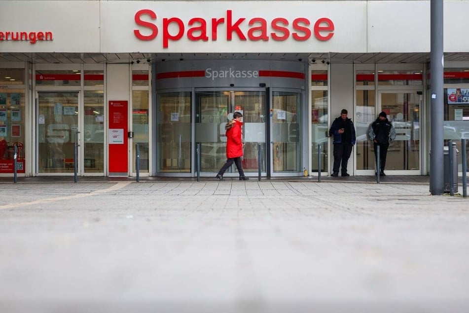 Die Sparkassen-Filiale in Gelsenkirchen, deren Tresor Einbrecher um die Weihnachtszeit leer geräumt haben. Laut Polizei beläuft sich der Schaden auf mehr als 30 Millionen Euro.