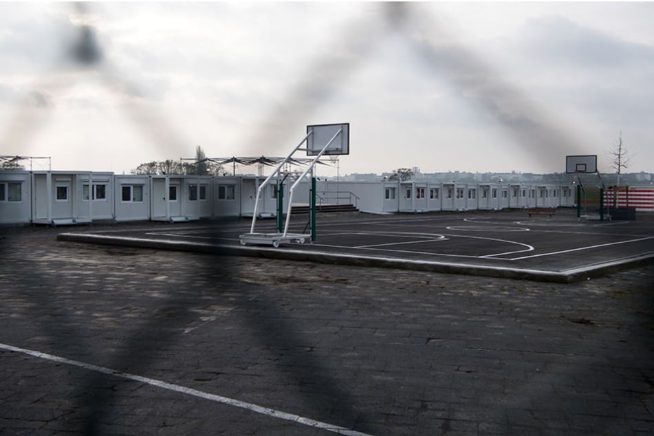 Neben den Wohncontainern bieten auch Freizeitaktivitäten wie Basketball den Asylbewerbern Beschäftigungsmöglichkeiten.