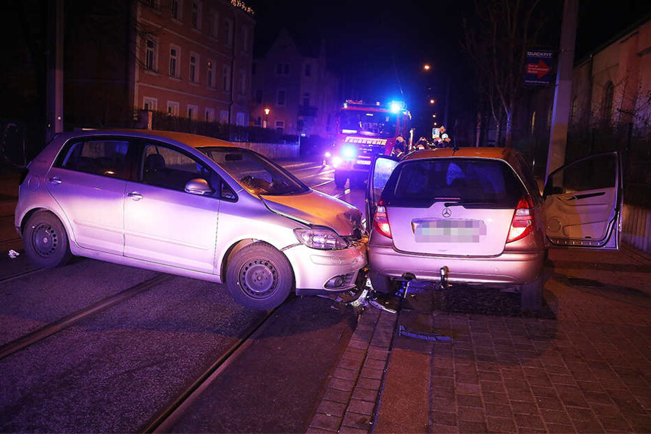 Der Golf krachte in den Mercedes.