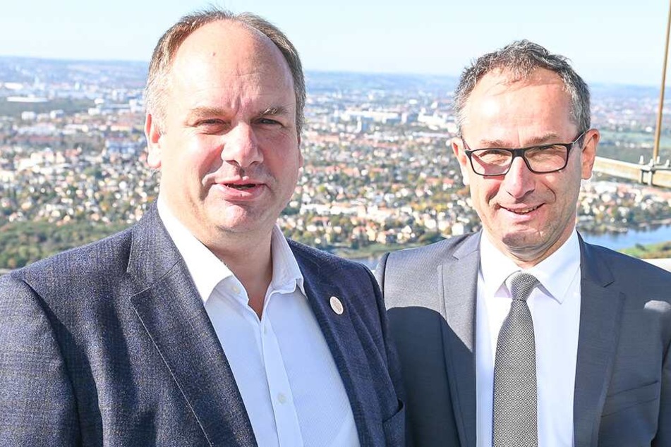 OB Dirk Hilbert (47,li., FDP) verspricht eine weitere Infoveranstaltung zum Turm.