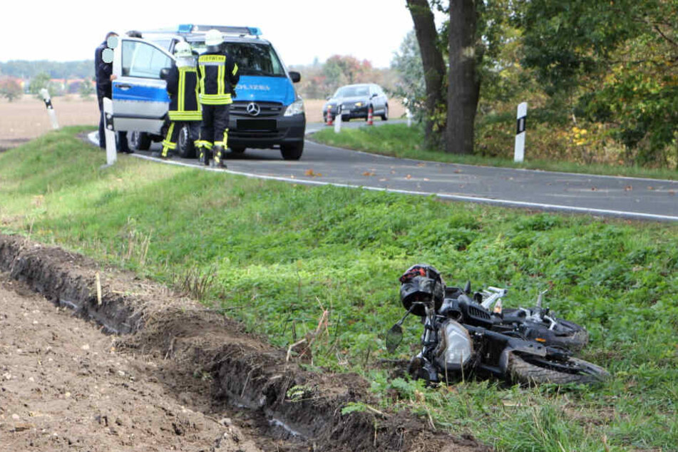 In einer Kurve kam der Biker von der Fahrbahn ab.