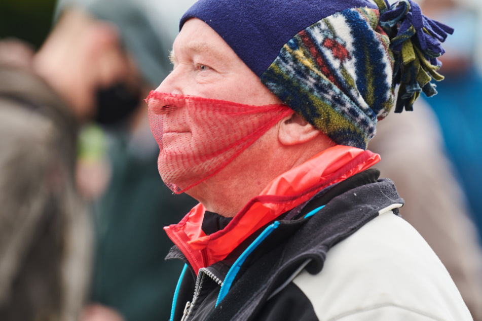 Ein Demonstrant mit einem luftdurchlässigen Mundschutz nimmt an der Querdenken-Demo vor dem Brandenburger Tor teil. (Symbolbild)