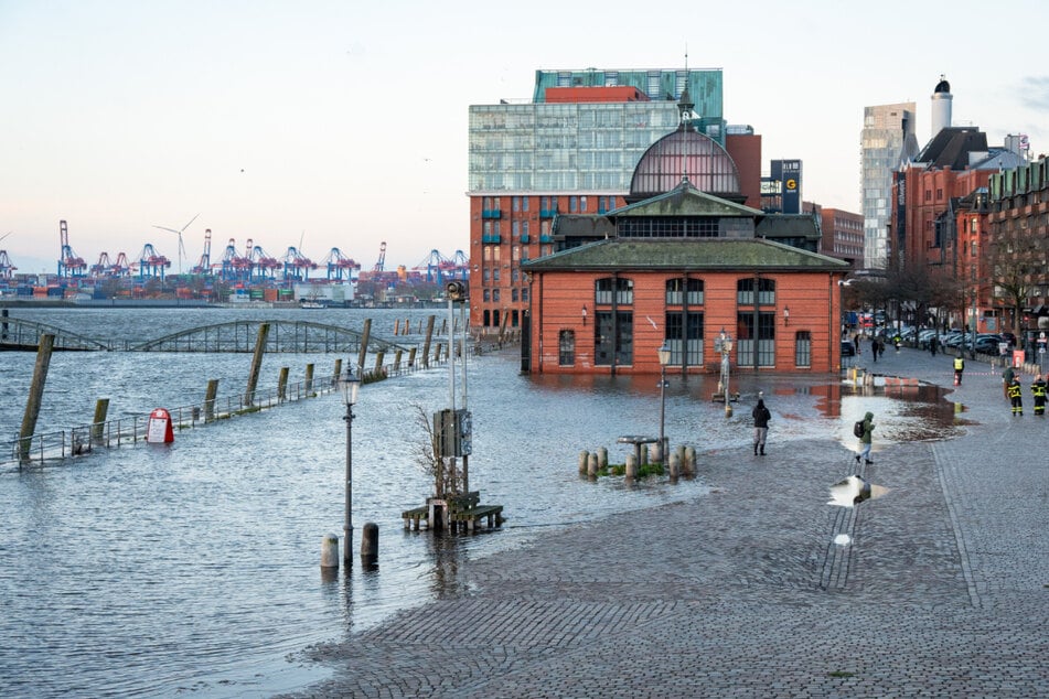 Das Wasser der Elbe überflutete am Dienstagvormittag den Fischmarkt.