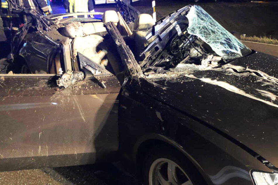 Eine Autofahrerin ist mit ihrem Audi teils unter einem Lkw hindurch geschossen.